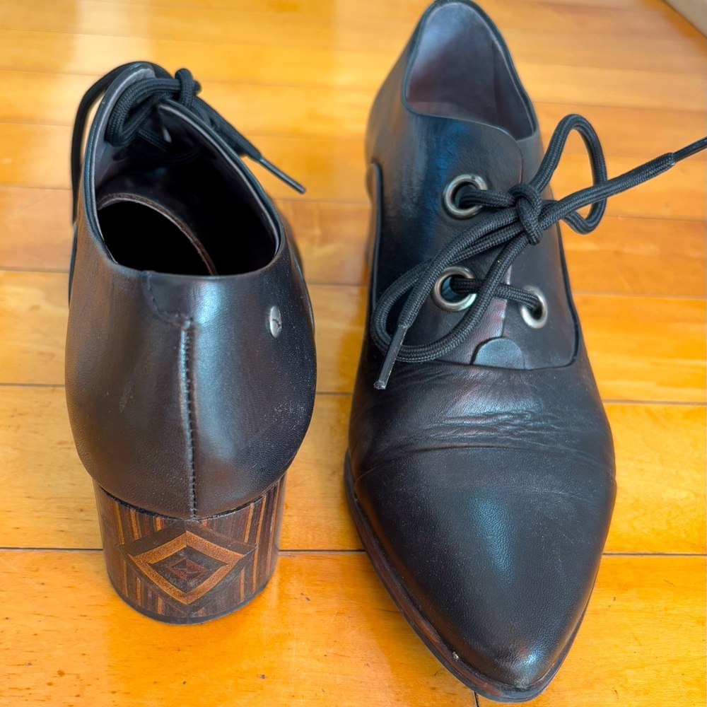 Pikolinos heeled Oxford lace-up shoes with design on heel